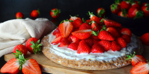 Beitragsbild des Blogbeitrags Rezept: Low-Carb Erdbeerkuchen 