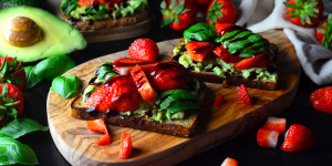 Beitragsbild des Blogbeitrags Rezept: Erdbeer-Avocado-Toasts mit Basilikum