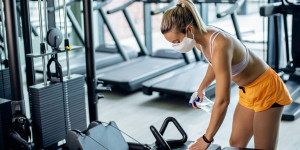 Beitragsbild des Blogbeitrags Fitnessstudio trotz Corona: So desinfiziert Ihr Oberflächen schnell und effizient