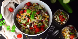 Beitragsbild des Blogbeitrags Rezept: Griechischer Orzo-Salat