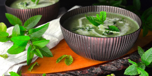 Beitragsbild des Blogbeitrags Rezept: Erfrischende Erbsen-Minz-Suppe