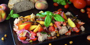 Beitragsbild des Blogbeitrags Rezept: Panzanella – Sommerlicher Brotsalat
