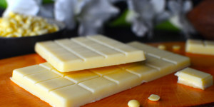 Beitragsbild des Blogbeitrags Rezept: Zuckerfreie vegane weiße Schokolade