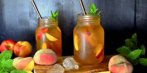Beitragsbild des Blogbeitrags Rezept: Erfrischender Pfirsich-Eistee ohne Zucker
