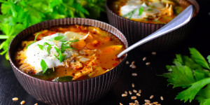 Beitragsbild des Blogbeitrags Rezept: Sommerliche Gemüsesuppe mit Hähnchen