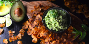 Beitragsbild des Blogbeitrags Rezept: Kochbananenchips mit würziger Knoblauch-Guacamole 