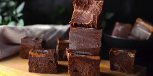 Beitragsbild des Blogbeitrags Rezept: Veganes Schokoladenfudge 