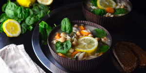 Beitragsbild des Blogbeitrags Rezept: Vegane Kichererbsen-Zitronensuppe mit Orzo