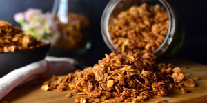 Beitragsbild des Blogbeitrags Rezept: Einfaches Ahorn-Zimt-Granola