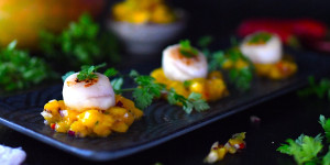 Beitragsbild des Blogbeitrags Rezept: Flambierte Jakobsmuscheln auf Mango-Chili-Salsa