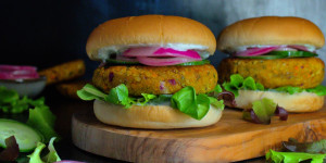 Beitragsbild des Blogbeitrags Rezept: Vegetarische Falafel-Burger