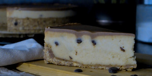 Beitragsbild des Blogbeitrags Rezept: Veganer Cookie-Dough Cheesecake 