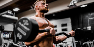 Beitragsbild des Blogbeitrags Bodybuilding: Ihr wollt eure Muskelmasse erhalten? Dann trinkt viel!