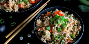 Beitragsbild des Blogbeitrags Rezept: Gebratener Asia-Reis im Low-Carb Stil