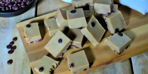 Beitragsbild des Blogbeitrags Rezept: Tahini Cookie Dough Fudge 