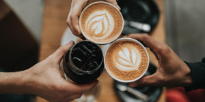 Beitragsbild des Blogbeitrags Ernährung: Wie man die Vorteile von Koffein maximiert und die Nachteile minimiert 