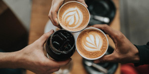 Beitragsbild des Blogbeitrags Ernährung: Wie man die Vorteile von Koffein maximiert und die Nachteile minimiert