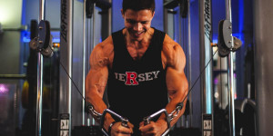 Beitragsbild des Blogbeitrags Muskelaufbau: Dropsätze – Warum diese Trainingsform so gut funktioniert