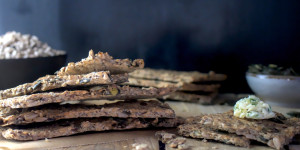 Beitragsbild des Blogbeitrags Rezept: Rustikales Knäckebrot mit Körnern