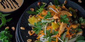 Beitragsbild des Blogbeitrags Rezept: Thai-Hähnchen-Salat mit Erdnussdressing