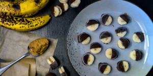 Beitragsbild des Blogbeitrags Rezept: Gefrorene Schokoladen-Bananen mit Erdnussbutter 