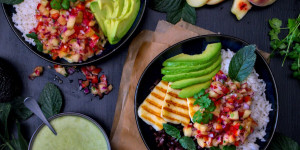 Beitragsbild des Blogbeitrags Rezept: Pfirsich-Salsa Halloumi Bowls