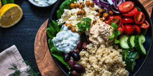 Beitragsbild des Blogbeitrags Rezept: Mediterrane Bowl mit Quinoa und Tzatziki