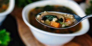 Beitragsbild des Blogbeitrags Rezept: Vegane Champignonsuppe mit Graupen 