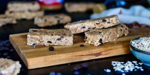 Beitragsbild des Blogbeitrags Rezept: Erdnussbutter-Schokoladen-Müsliriegel
