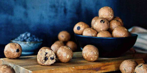 Beitragsbild des Blogbeitrags Rezept: Schokoladen-Erdnussbutter-Proteinkugeln
