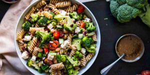 Beitragsbild des Blogbeitrags Rezept: Griechischer Nudelsalat mit Brokkoli