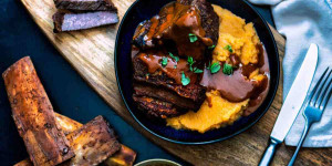 Beitragsbild des Blogbeitrags Rezept: Geschmorte Rinderrippen mit Balsamicosoße