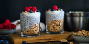 Beitragsbild des Blogbeitrags Rezept: Protein-Chia-Pudding mit Granola