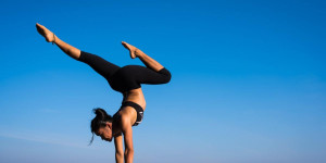 Beitragsbild des Blogbeitrags Fitness: Starke Körpermitte und verbessertes Gleichgewicht mit Yoga-Übungen für eine bessere Fitness. 