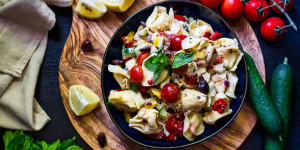 Beitragsbild des Blogbeitrags Rezept: Griechischer Tortellini-Nudelsalat 