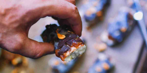 Beitragsbild des Blogbeitrags Rezept: Gefrorene Snickers-Bananen