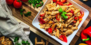 Beitragsbild des Blogbeitrags Rezept: Hähnchen-Fajita-Nudelsalat