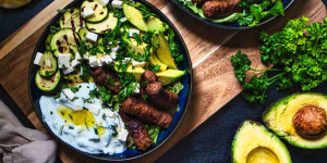 Beitragsbild des Blogbeitrags Rezept: Griechische Bifteki-Avocado-Bowl 