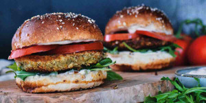 Beitragsbild des Blogbeitrags Rezept: Vegane Pesto-Burger mit Balsamico-Aioli 