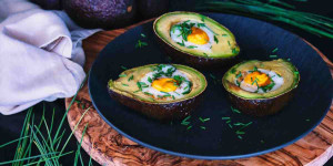 Beitragsbild des Blogbeitrags Rezept: Gebackene Avocado-Eier