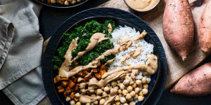 Beitragsbild des Blogbeitrags Rezept: Grünkohl-Bowl mit braunem Reis und Süßkartoffeln