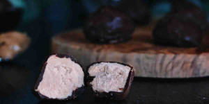 Beitragsbild des Blogbeitrags Rezept: Griechische Joghurtpralinen mit Erdnussbutter