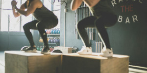 Beitragsbild des Blogbeitrags Fitness: Plyometrie – 3 explosive Übungen für Anfänger