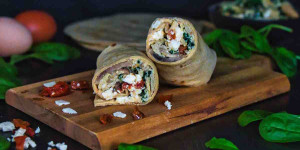 Beitragsbild des Blogbeitrags Rezept: Frühstückswraps mit Ei, Spinat und Feta