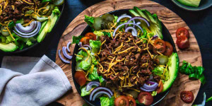 Beitragsbild des Blogbeitrags Rezept Low-Carb Cheeseburger Salat 