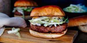 Beitragsbild des Blogbeitrags Rezept: Hähnchen-Teriyaki-Burger mit Sesam-Krautsalat 