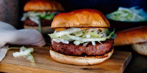 Beitragsbild des Blogbeitrags Rezept: Hähnchen-Teriyaki-Burger mit Sesam-Krautsalat