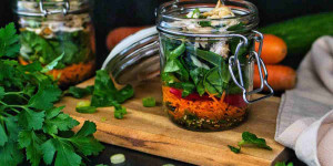 Beitragsbild des Blogbeitrags Rezept: Asiatischer Salat mit Hähnchen im Einmachglas 