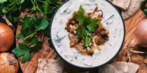 Beitragsbild des Blogbeitrags Rezept: Leichter Joghurt-Zwiebel-Dip