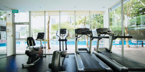 Beitragsbild des Blogbeitrags Workout: Laufband vs. Crosstrainer – Welches Gerät sollte man nutzen?